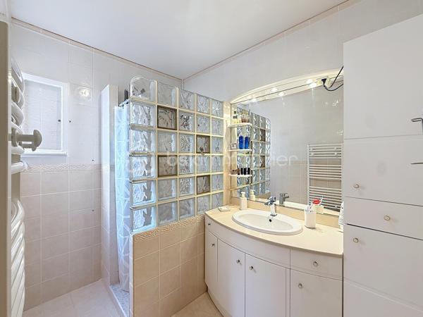 COUP DE COEUR !!! 
Découvrez cette agréable villa traditionnelle de plain-pied, offrant de beaux volumes et tout le confort nécessaire. 

La maison se compose de 5 chambres avec placard, dont deux avec accès direct au jardin/ patio, d'une cuisine séparée entièrement équipée et d'un séjour climatisé de 35 m2 baigné de lumière, d'une salle d'eau ainsi que d'un WC indépendant.

Implantée sur une belle parcelle sans aucun vis-à-vis, vous profiterez d'une belle piscine maçonnée de 8 m x 5 m, de sanitaires extérieurs avec douche et WC, d'un barbecue en pierre couvert, ainsi que de plusieurs arbres fruitiers qui agrémentent le jardin.

Les prestations complémentaires apportent un véritable confort de vie : panneaux solaires, bac à compost, double terrasse et espaces extérieurs parfaitement adaptés à la détente et aux réceptions.

Une villa familiale aux nombreux atouts, idéale pour profiter d'un cadre de vie paisible tout en bénéficiant d'équipements de qualité. Contactez-moi rapidement pour créer votre coup de coeur!