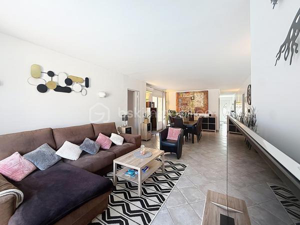 COUP DE COEUR !!! 
Découvrez cette agréable villa traditionnelle de plain-pied, offrant de beaux volumes et tout le confort nécessaire. 

La maison se compose de 5 chambres avec placard, dont deux avec accès direct au jardin/ patio, d'une cuisine séparée entièrement équipée et d'un séjour climatisé de 35 m2 baigné de lumière, d'une salle d'eau ainsi que d'un WC indépendant.

Implantée sur une belle parcelle sans aucun vis-à-vis, vous profiterez d'une belle piscine maçonnée de 8 m x 5 m, de sanitaires extérieurs avec douche et WC, d'un barbecue en pierre couvert, ainsi que de plusieurs arbres fruitiers qui agrémentent le jardin.

Les prestations complémentaires apportent un véritable confort de vie : panneaux solaires, bac à compost, double terrasse et espaces extérieurs parfaitement adaptés à la détente et aux réceptions.

Une villa familiale aux nombreux atouts, idéale pour profiter d'un cadre de vie paisible tout en bénéficiant d'équipements de qualité. Contactez-moi rapidement pour créer votre coup de coeur!