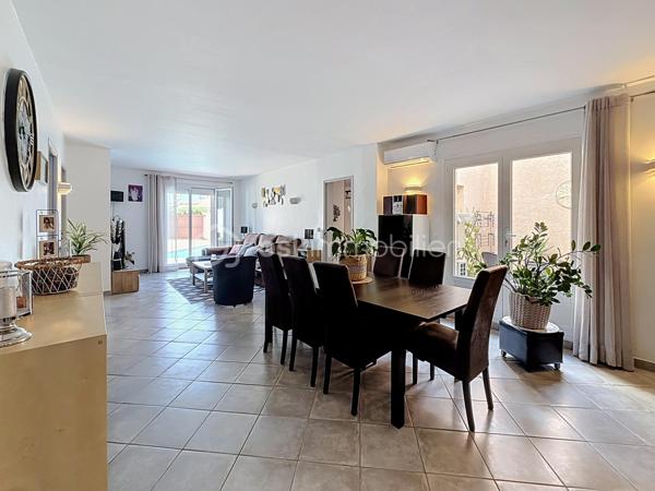 COUP DE COEUR !!! 
Découvrez cette agréable villa traditionnelle de plain-pied, offrant de beaux volumes et tout le confort nécessaire. 

La maison se compose de 5 chambres avec placard, dont deux avec accès direct au jardin/ patio, d'une cuisine séparée entièrement équipée et d'un séjour climatisé de 35 m2 baigné de lumière, d'une salle d'eau ainsi que d'un WC indépendant.

Implantée sur une belle parcelle sans aucun vis-à-vis, vous profiterez d'une belle piscine maçonnée de 8 m x 5 m, de sanitaires extérieurs avec douche et WC, d'un barbecue en pierre couvert, ainsi que de plusieurs arbres fruitiers qui agrémentent le jardin.

Les prestations complémentaires apportent un véritable confort de vie : panneaux solaires, bac à compost, double terrasse et espaces extérieurs parfaitement adaptés à la détente et aux réceptions.

Une villa familiale aux nombreux atouts, idéale pour profiter d'un cadre de vie paisible tout en bénéficiant d'équipements de qualité. Contactez-moi rapidement pour créer votre coup de coeur!