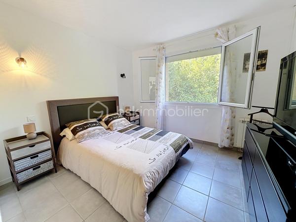 COUP DE COEUR !!! 
Découvrez cette agréable villa traditionnelle de plain-pied, offrant de beaux volumes et tout le confort nécessaire. 

La maison se compose de 5 chambres avec placard, dont deux avec accès direct au jardin/ patio, d'une cuisine séparée entièrement équipée et d'un séjour climatisé de 35 m2 baigné de lumière, d'une salle d'eau ainsi que d'un WC indépendant.

Implantée sur une belle parcelle sans aucun vis-à-vis, vous profiterez d'une belle piscine maçonnée de 8 m x 5 m, de sanitaires extérieurs avec douche et WC, d'un barbecue en pierre couvert, ainsi que de plusieurs arbres fruitiers qui agrémentent le jardin.

Les prestations complémentaires apportent un véritable confort de vie : panneaux solaires, bac à compost, double terrasse et espaces extérieurs parfaitement adaptés à la détente et aux réceptions.

Une villa familiale aux nombreux atouts, idéale pour profiter d'un cadre de vie paisible tout en bénéficiant d'équipements de qualité. Contactez-moi rapidement pour créer votre coup de coeur!