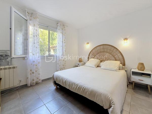 COUP DE COEUR !!! 
Découvrez cette agréable villa traditionnelle de plain-pied, offrant de beaux volumes et tout le confort nécessaire. 

La maison se compose de 5 chambres avec placard, dont deux avec accès direct au jardin/ patio, d'une cuisine séparée entièrement équipée et d'un séjour climatisé de 35 m2 baigné de lumière, d'une salle d'eau ainsi que d'un WC indépendant.

Implantée sur une belle parcelle sans aucun vis-à-vis, vous profiterez d'une belle piscine maçonnée de 8 m x 5 m, de sanitaires extérieurs avec douche et WC, d'un barbecue en pierre couvert, ainsi que de plusieurs arbres fruitiers qui agrémentent le jardin.

Les prestations complémentaires apportent un véritable confort de vie : panneaux solaires, bac à compost, double terrasse et espaces extérieurs parfaitement adaptés à la détente et aux réceptions.

Une villa familiale aux nombreux atouts, idéale pour profiter d'un cadre de vie paisible tout en bénéficiant d'équipements de qualité. Contactez-moi rapidement pour créer votre coup de coeur!