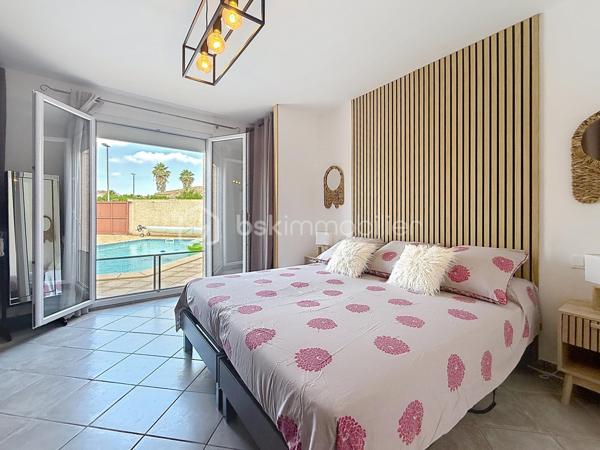 COUP DE COEUR !!! 
Découvrez cette agréable villa traditionnelle de plain-pied, offrant de beaux volumes et tout le confort nécessaire. 

La maison se compose de 5 chambres avec placard, dont deux avec accès direct au jardin/ patio, d'une cuisine séparée entièrement équipée et d'un séjour climatisé de 35 m2 baigné de lumière, d'une salle d'eau ainsi que d'un WC indépendant.

Implantée sur une belle parcelle sans aucun vis-à-vis, vous profiterez d'une belle piscine maçonnée de 8 m x 5 m, de sanitaires extérieurs avec douche et WC, d'un barbecue en pierre couvert, ainsi que de plusieurs arbres fruitiers qui agrémentent le jardin.

Les prestations complémentaires apportent un véritable confort de vie : panneaux solaires, bac à compost, double terrasse et espaces extérieurs parfaitement adaptés à la détente et aux réceptions.

Une villa familiale aux nombreux atouts, idéale pour profiter d'un cadre de vie paisible tout en bénéficiant d'équipements de qualité. Contactez-moi rapidement pour créer votre coup de coeur!