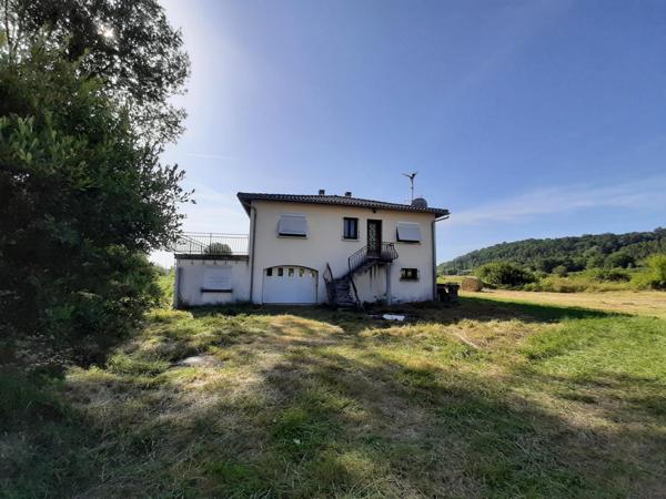 Maisons avec dépendances sur un terrain d'environ 4 ha