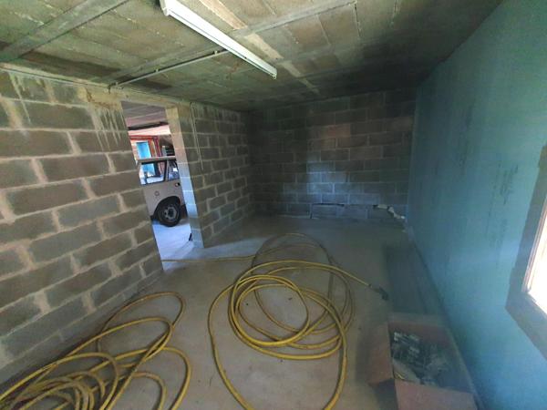 Maisons avec dépendances sur un terrain d'environ 4 ha