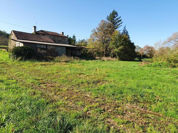 Maisons avec dépendances sur un terrain d'environ 4 ha