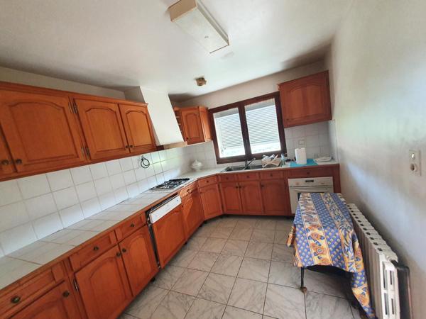 Maisons avec dépendances sur un terrain d'environ 4 ha