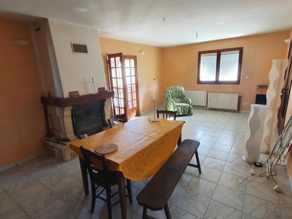 Maisons avec dépendances sur un terrain d'environ 4 ha