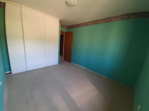 Maisons avec dépendances sur un terrain d'environ 4 ha