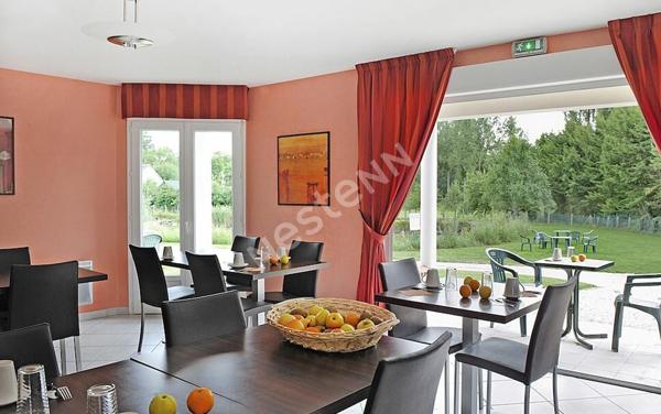 Hôtel de 2* 21 chambres à vendre, proche Chambord, sur axe passant et touristique