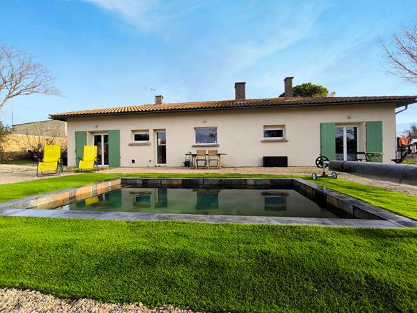 Maison de plain-pied rénovée avec studio indépendant, terrain de 2 014 m² et piscine proche de Trèbes