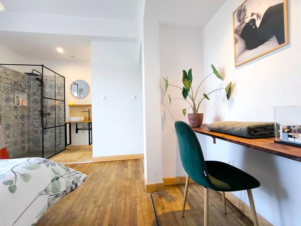 Maison de plain-pied rénovée avec studio indépendant, terrain de 2 014 m² et piscine proche de Trèbes