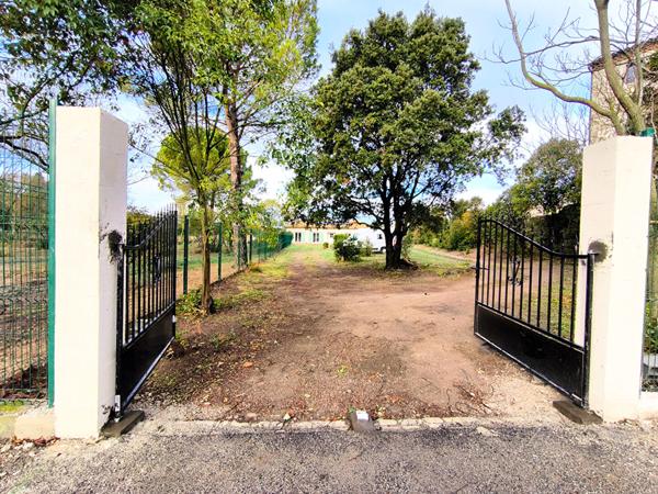 Maison de plain-pied rénovée avec studio indépendant, terrain de 2 014 m² et piscine proche de Trèbes