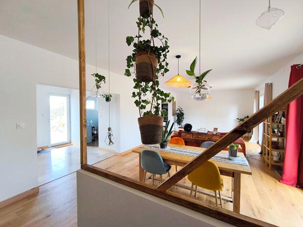 Maison de plain-pied rénovée avec studio indépendant, terrain de 2 014 m² et piscine proche de Trèbes