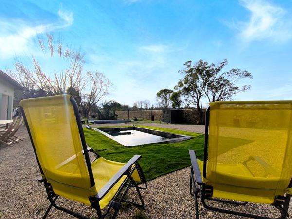 Maison de plain-pied rénovée avec studio indépendant, terrain de 2 014 m² et piscine proche de Trèbes