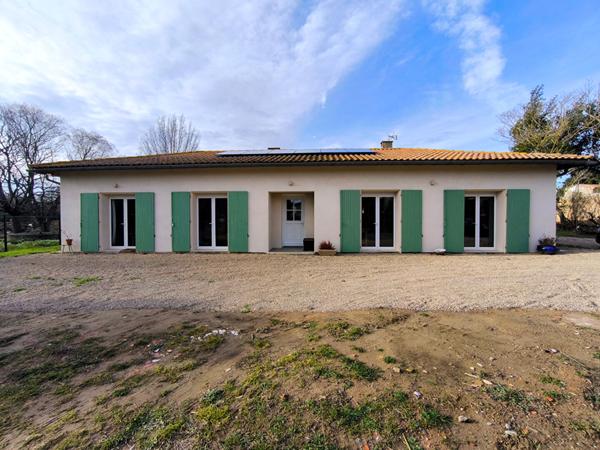 Maison de plain-pied rénovée avec studio indépendant, terrain de 2 014 m² et piscine proche de Trèbes