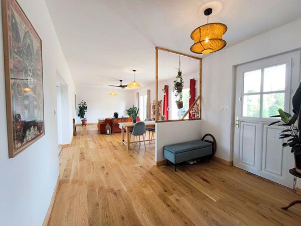 Maison de plain-pied rénovée avec studio indépendant, terrain de 2 014 m² et piscine proche de Trèbes