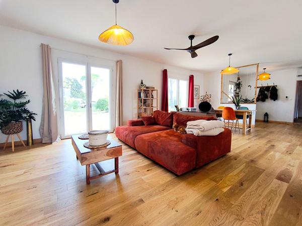 Maison de plain-pied rénovée avec studio indépendant, terrain de 2 014 m² et piscine proche de Trèbes