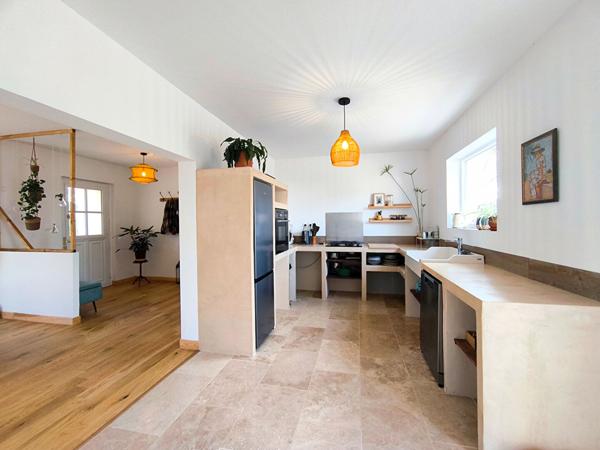 Maison de plain-pied rénovée avec studio indépendant, terrain de 2 014 m² et piscine proche de Trèbes