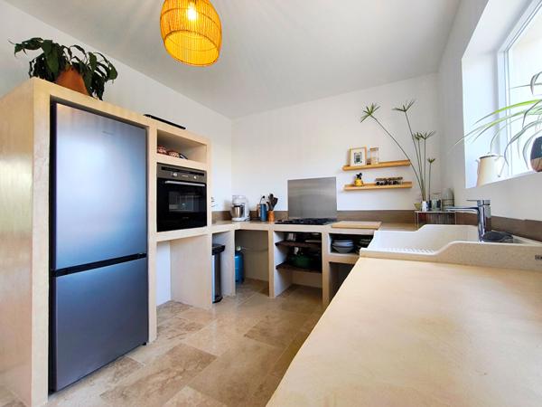 Maison de plain-pied rénovée avec studio indépendant, terrain de 2 014 m² et piscine proche de Trèbes