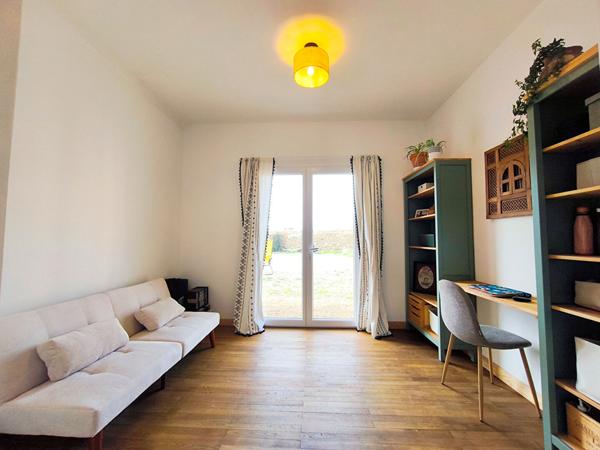 Maison de plain-pied rénovée avec studio indépendant, terrain de 2 014 m² et piscine proche de Trèbes