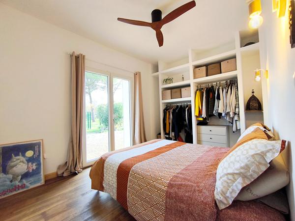 Maison de plain-pied rénovée avec studio indépendant, terrain de 2 014 m² et piscine proche de Trèbes