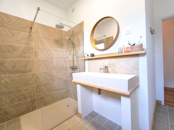 Maison de plain-pied rénovée avec studio indépendant, terrain de 2 014 m² et piscine proche de Trèbes