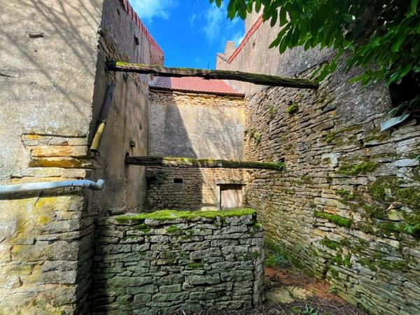 Dpt Saône et Loire (71), à vendre proche de SAINT GENGOUX LE NATIONAL Grange mitoyenne avec jardin, volumes généreux. Plateau esprit loft + potentiel second niveau. Travaux à prévoir, 28 000 €