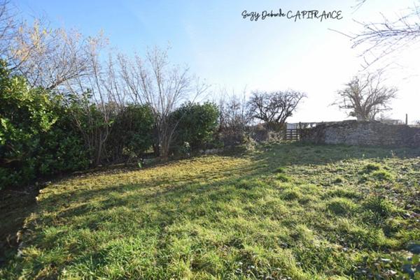 Dpt Saône et Loire (71), à vendre proche de SAINT GENGOUX LE NATIONAL Grange mitoyenne avec jardin, volumes généreux. Plateau esprit loft + potentiel second niveau. Travaux à prévoir, 28 000 €