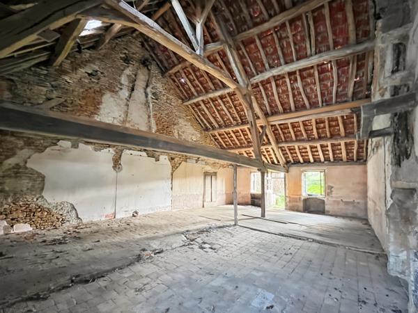 Dpt Saône et Loire (71), à vendre proche de SAINT GENGOUX LE NATIONAL Grange mitoyenne avec jardin, volumes généreux. Plateau esprit loft + potentiel second niveau. Travaux à prévoir, 28 000 €