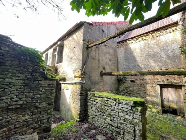 Dpt Saône et Loire (71), à vendre proche de SAINT GENGOUX LE NATIONAL Grange mitoyenne avec jardin, volumes généreux. Plateau esprit loft + potentiel second niveau. Travaux à prévoir, 28 000 €