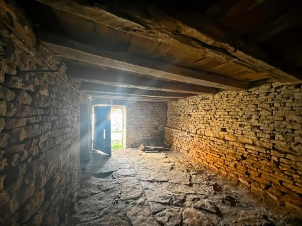 Dpt Saône et Loire (71), à vendre proche de SAINT GENGOUX LE NATIONAL Grange mitoyenne avec jardin, volumes généreux. Plateau esprit loft + potentiel second niveau. Travaux à prévoir, 28 000 €