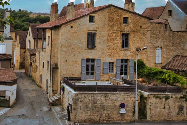 Maison ancienne - Sarlat-la-caneda bien en pierre dans les anciens remparts de SARLAT - Terrasses - cours intérieure -