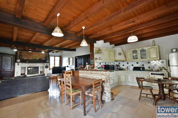 Propriete
                                                                                                                                                                                                                                                                                                                        13 pièce(s)                                                                                                                                                                                                          8 chambre(s)                                                                                                                                                                                                          385  m²