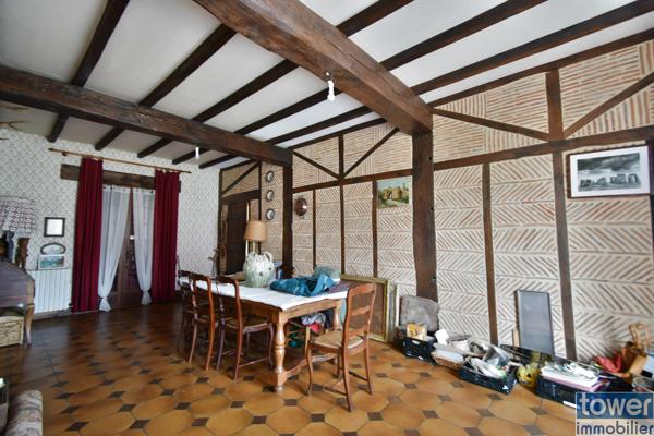 Propriete
                                                                                                                                                                                                                                                                                                                        13 pièce(s)                                                                                                                                                                                                          8 chambre(s)                                                                                                                                                                                                          385  m²