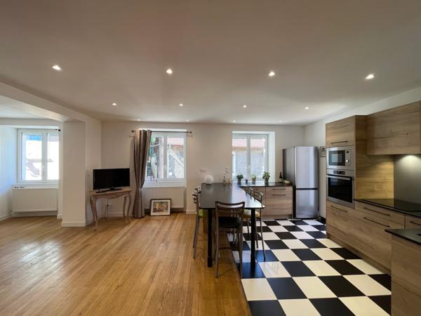 Saint-Laurent-du-Pont (38380) Magnifique appartement 90 m2 - centre-ville de St Laurent du Pont (38380) - très lumineux, entièrement rénové