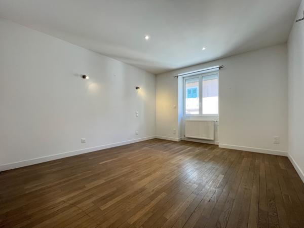 Saint-Laurent-du-Pont (38380) Magnifique appartement 90 m2 - centre-ville de St Laurent du Pont (38380) - très lumineux, entièrement rénové