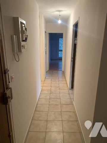 Appartement type III :
Entrée, séjour avec balcon, cuisine équipée, cellier, 2 chambres, salle...