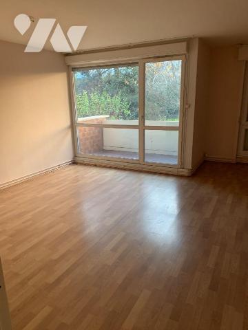 Appartement type III :
Entrée, séjour avec balcon, cuisine équipée, cellier, 2 chambres, salle...