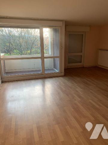 Appartement type III :
Entrée, séjour avec balcon, cuisine équipée, cellier, 2 chambres, salle...