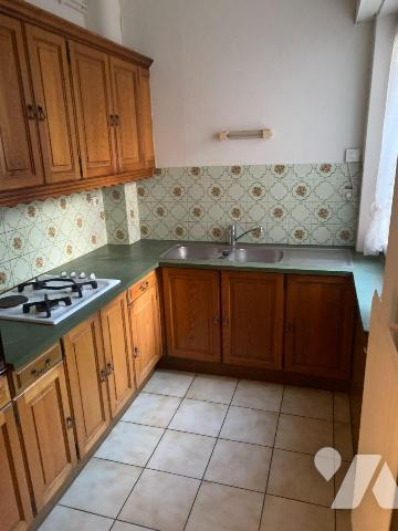 Appartement type III :
Entrée, séjour avec balcon, cuisine équipée, cellier, 2 chambres, salle...