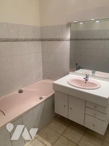 Appartement type III :
Entrée, séjour avec balcon, cuisine équipée, cellier, 2 chambres, salle...