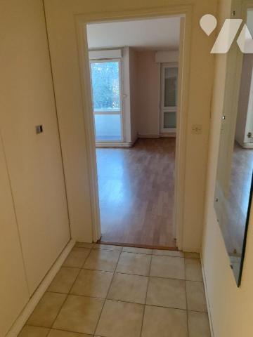 Appartement type III :
Entrée, séjour avec balcon, cuisine équipée, cellier, 2 chambres, salle...