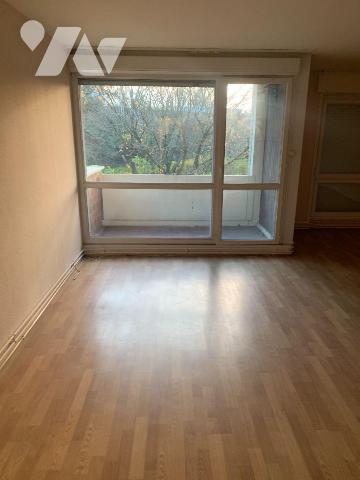 Appartement type III :
Entrée, séjour avec balcon, cuisine équipée, cellier, 2 chambres, salle...