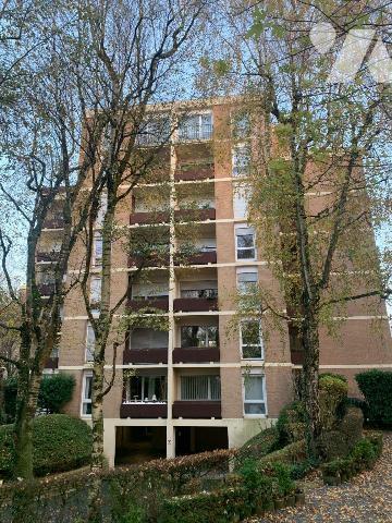 Appartement type III :
Entrée, séjour avec balcon, cuisine équipée, cellier, 2 chambres, salle...