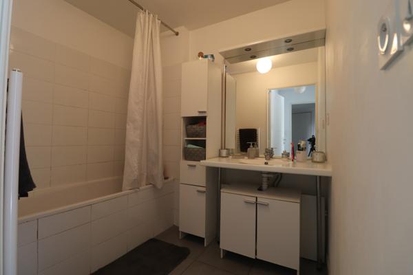 Marseille (13009) Marseille 9ième. T3 avec vue dégagée, balcon et double stationnement au calme!!!