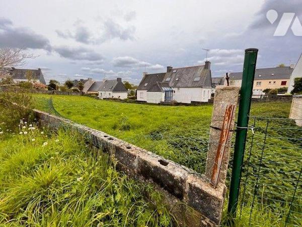 QUIMPER, KERFEUNTEUN
Terrain de 956 m² non viabilisé entièrement libre de constructeur.
Idéal...