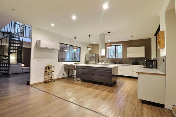 Loft d'exception de plus de 250m2 avec un plateau de 65m2