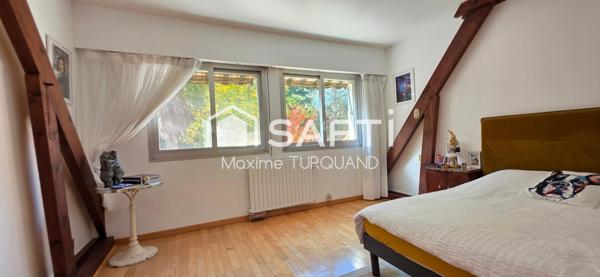 Domaine (équestre) comprenant un pavillon 290m² + 1 corps de ferme + 18 Hectares de terrain.