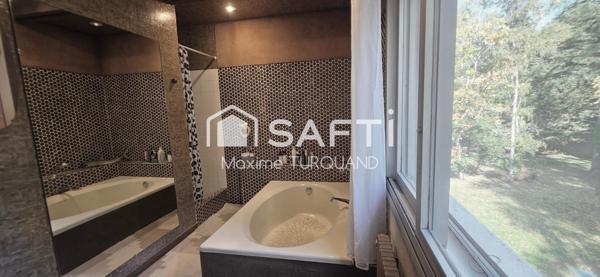 Domaine (équestre) comprenant un pavillon 290m² + 1 corps de ferme + 18 Hectares de terrain.