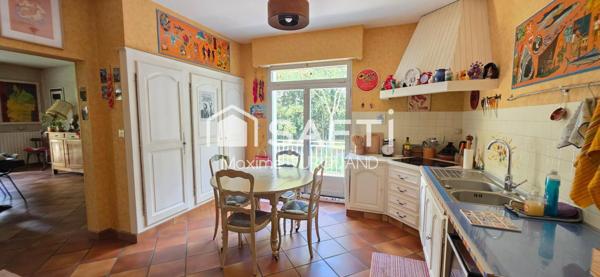 Domaine (équestre) comprenant un pavillon 290m² + 1 corps de ferme + 18 Hectares de terrain.